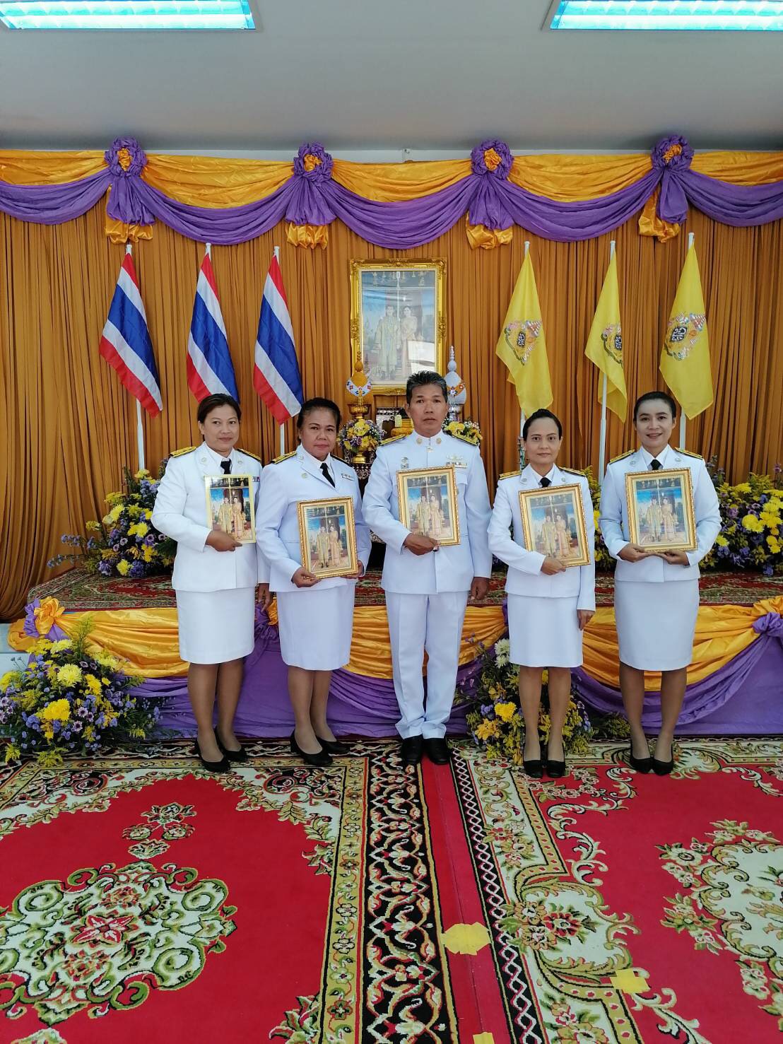 พิธีรับพระราชทานพระบรมฉายาลักษณ์ พระบาทสมเด็จพระเจ้าอยู่หัว และสมเด็จพระนางเจ้าฯ พระบรมราชินี เนื่องในโอกาสมหามงคลพระราชพิธีพระบรมราชาภิเษก พุทธศักราช 2562