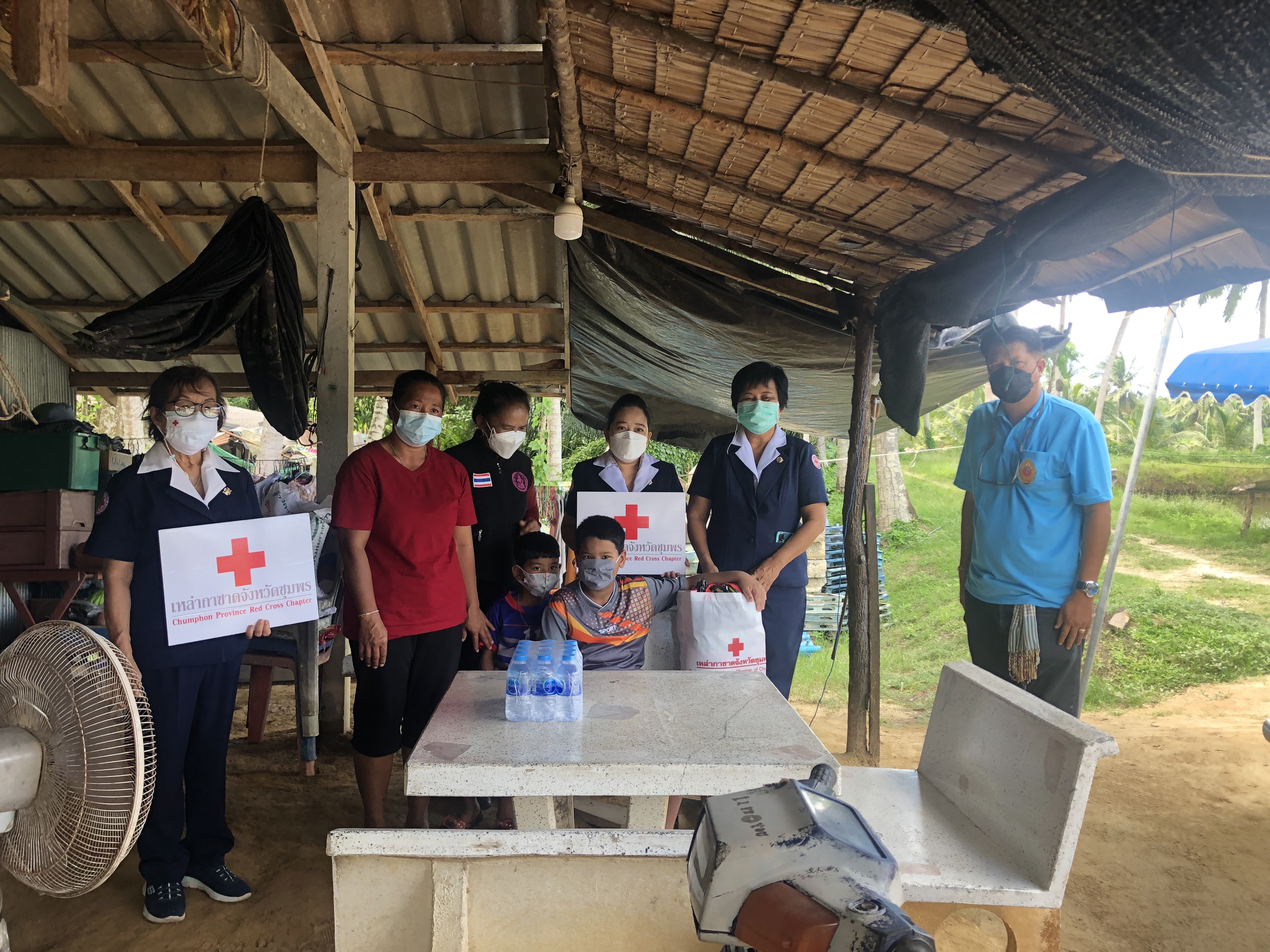 องค์การบริหารส่วนตำบลสวี ร่วมกับเหล่ากาชาดจังหวัดชุมพร และสำนักงานพัฒนาสังคมและความมั่นคงของมนุษย์จังหวัดชุมพร มอบถุงยังชีพ พร้อมเงิน ให้ผู้สูงอายุ 102 ปี และมอบถุงยังชีพให้ผู้เปราะบาง 