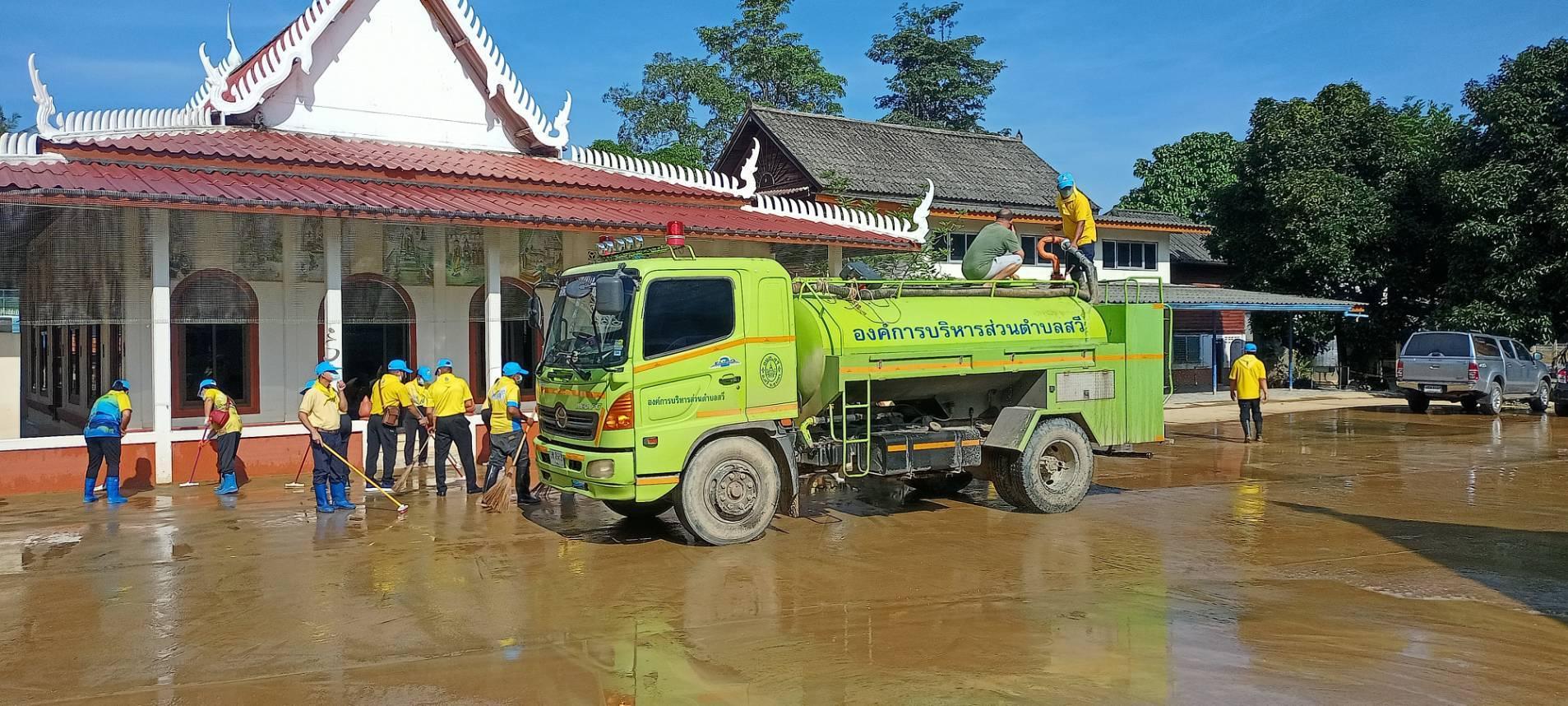 ฉีดล้างทำความสะอาดโรงเรียนวัดแหลมปอ&#8203; และวัดเเหลมปอ วัดพระบรมธาตุสวี ถนนสาธารณะ&#8203; หลังเกิดอุทกภัย