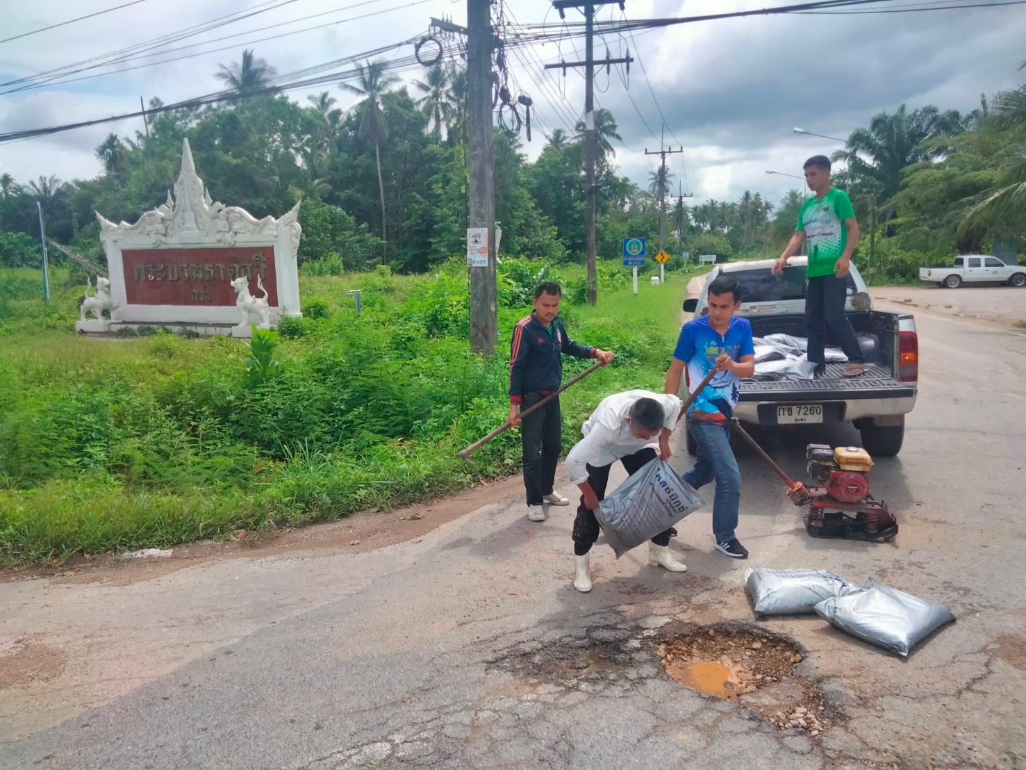 ประมวลภาพการ ซ่อมแซมถนน องค์การบริหารส่วนตำบลสวี